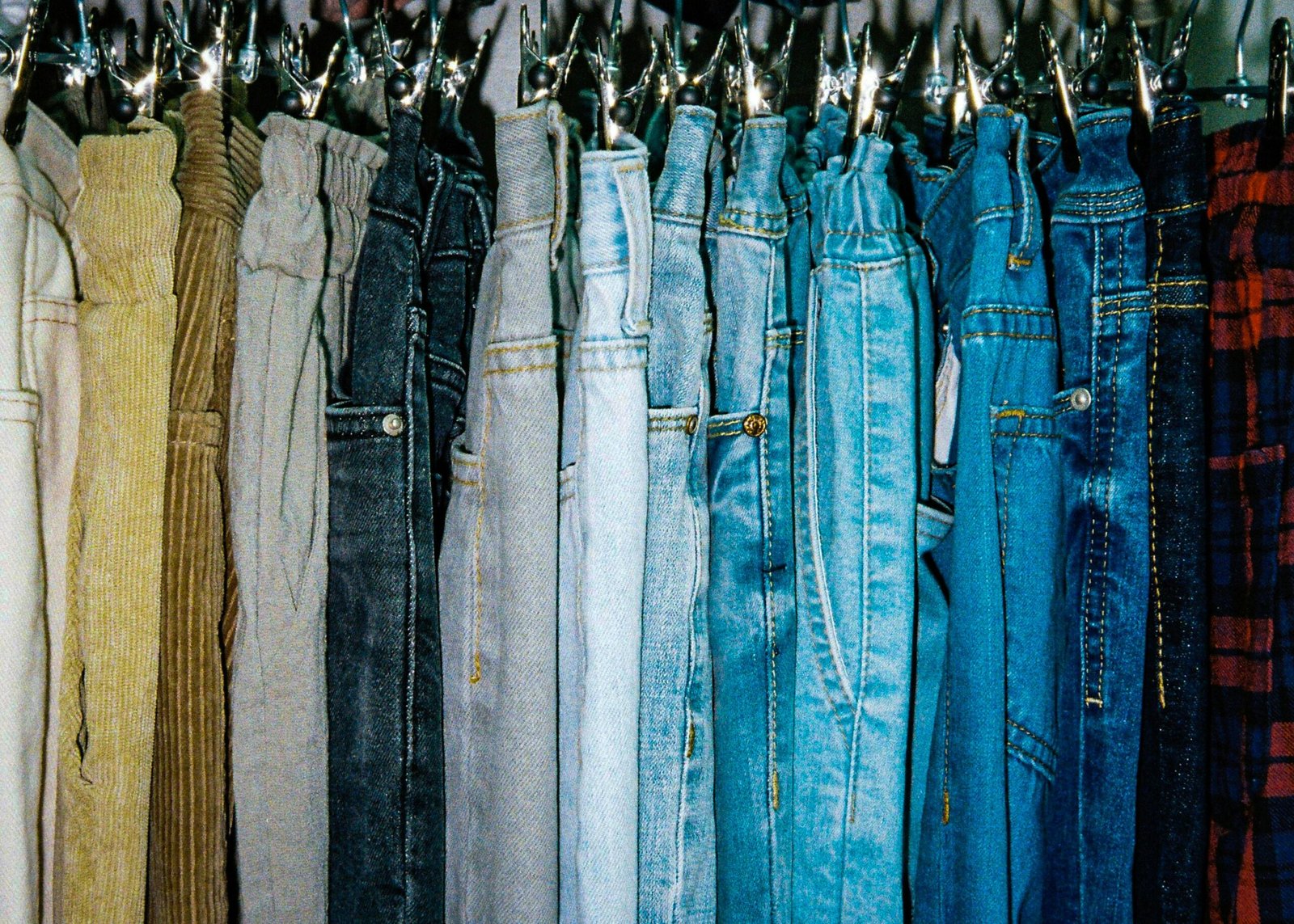 Barrel Jeans: The Stylish Denim Trend You Need to Try